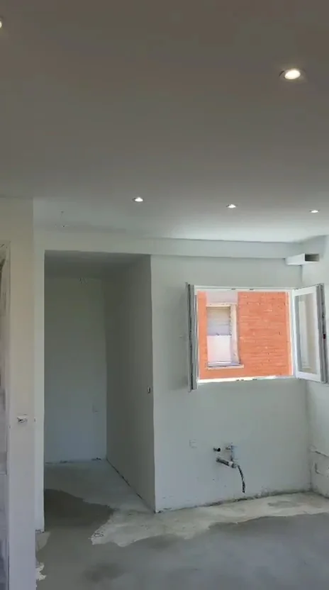 Iluminación empotrada en una vivienda, fotografía del propietario en Google Maps
