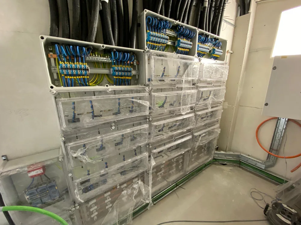 Cuadros eléctricos y cableado de una instalación publicada por Fedez